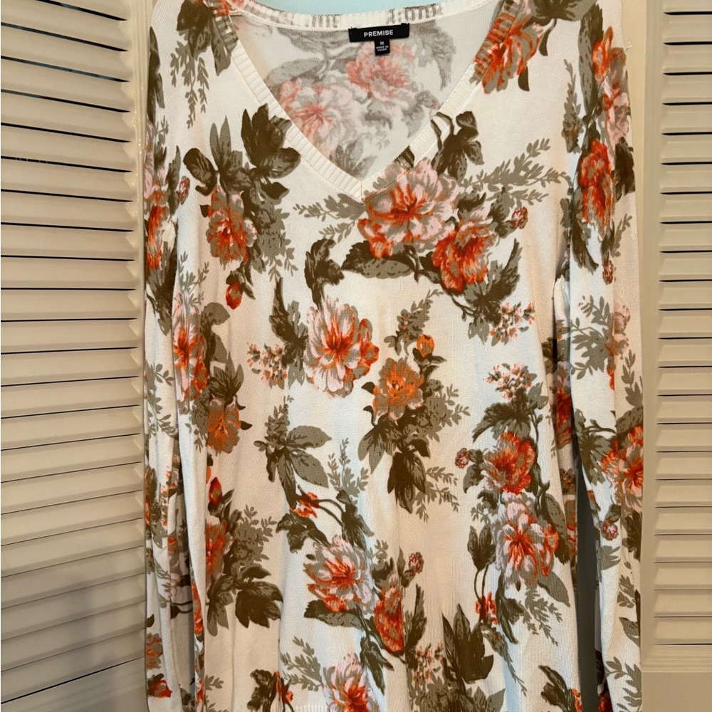 Pretty flowered V neck sweater with ribbed bottom and cuffs. Size medium.
